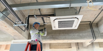 Técnico realizando mantenimiento preventivo a equipo AC